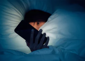 stop-looking-at-phone-before-bed-cat